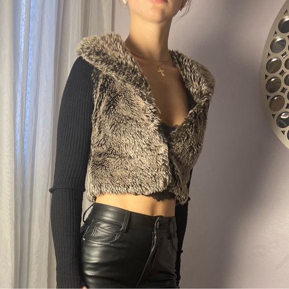 Cropped Faux Fur Vest - Picture 3 of 8